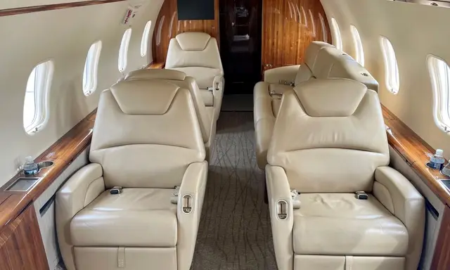 Bombardier Challenger 300 N286MH operated by Cirrus Aviation Services, KCLE photo 2