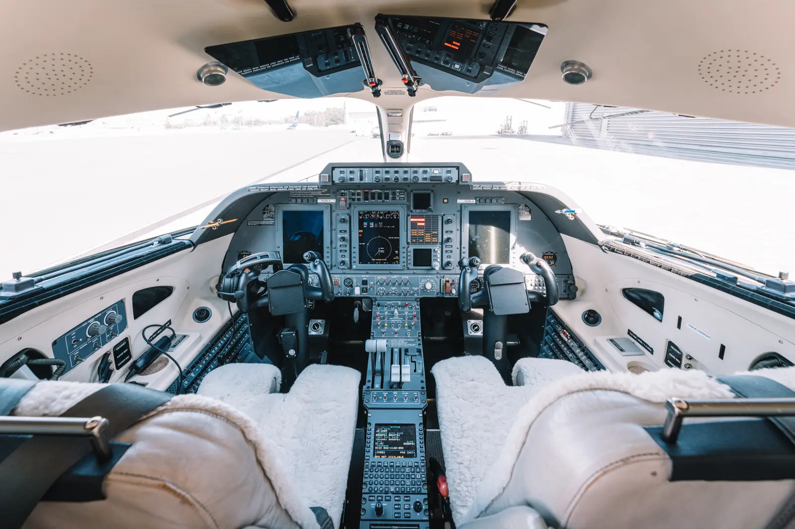 Piaggio Avanti II N288LA operated by Lynk Air, LLC photo 3
