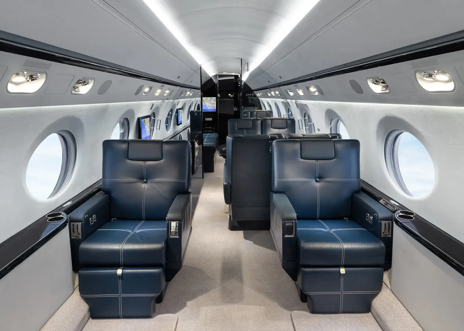 Gulfstream G450 N28AD operated by Solairus Aviation photo 3