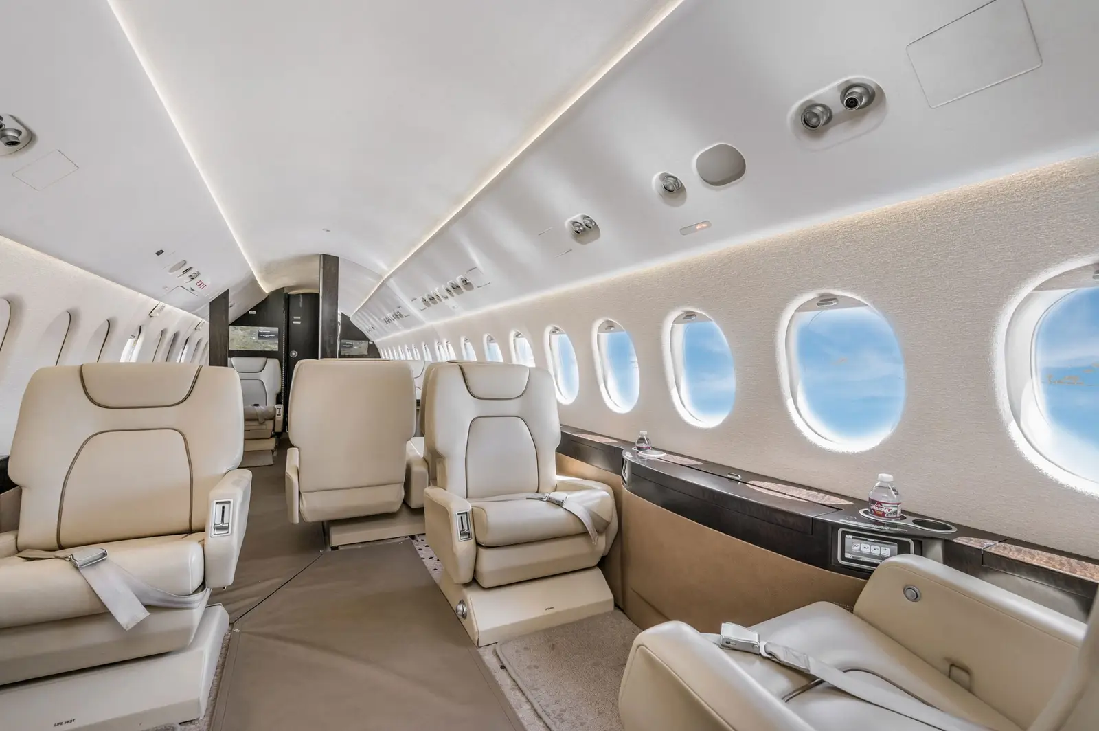 Dassault Falcon 900B N28DC operated by Freedom Jets Charter photo 5
