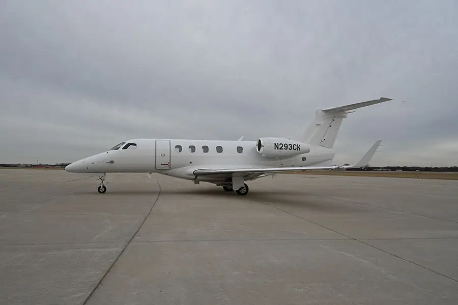 Embraer Phenom 300E N293CK operated by Integrated Flight Resources, Inc., KDPA photo 4