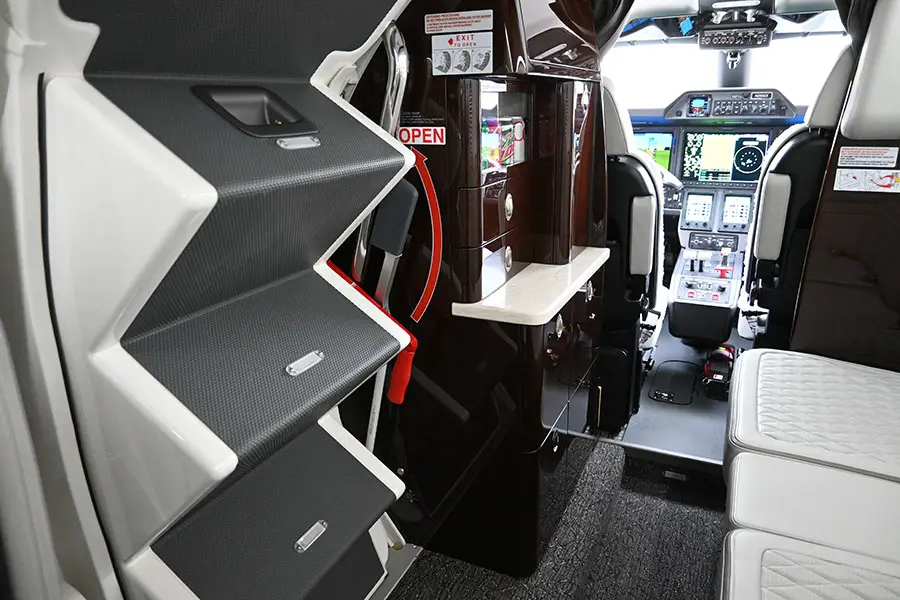 Embraer Phenom 300E N293CK operated by Integrated Flight Resources, Inc., KDPA photo 3