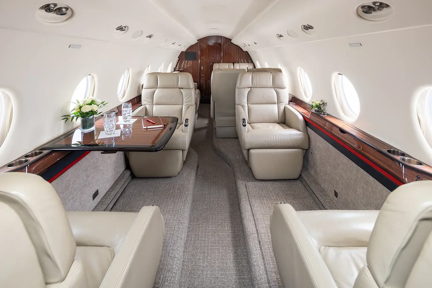 Gulfstream G200 N300BJ operated by FLYTRU photo 3