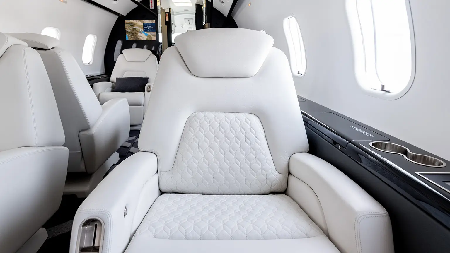 Bombardier Challenger 300 N302JE operated by Jet Edge International, KCBM photo 2