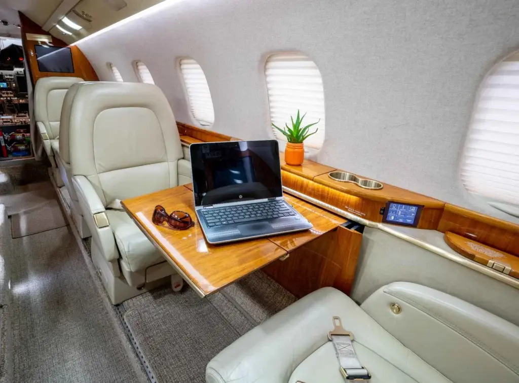 Bombardier Learjet 60 N303JJ operated by International Jet Aviation Services Inc. photo 3