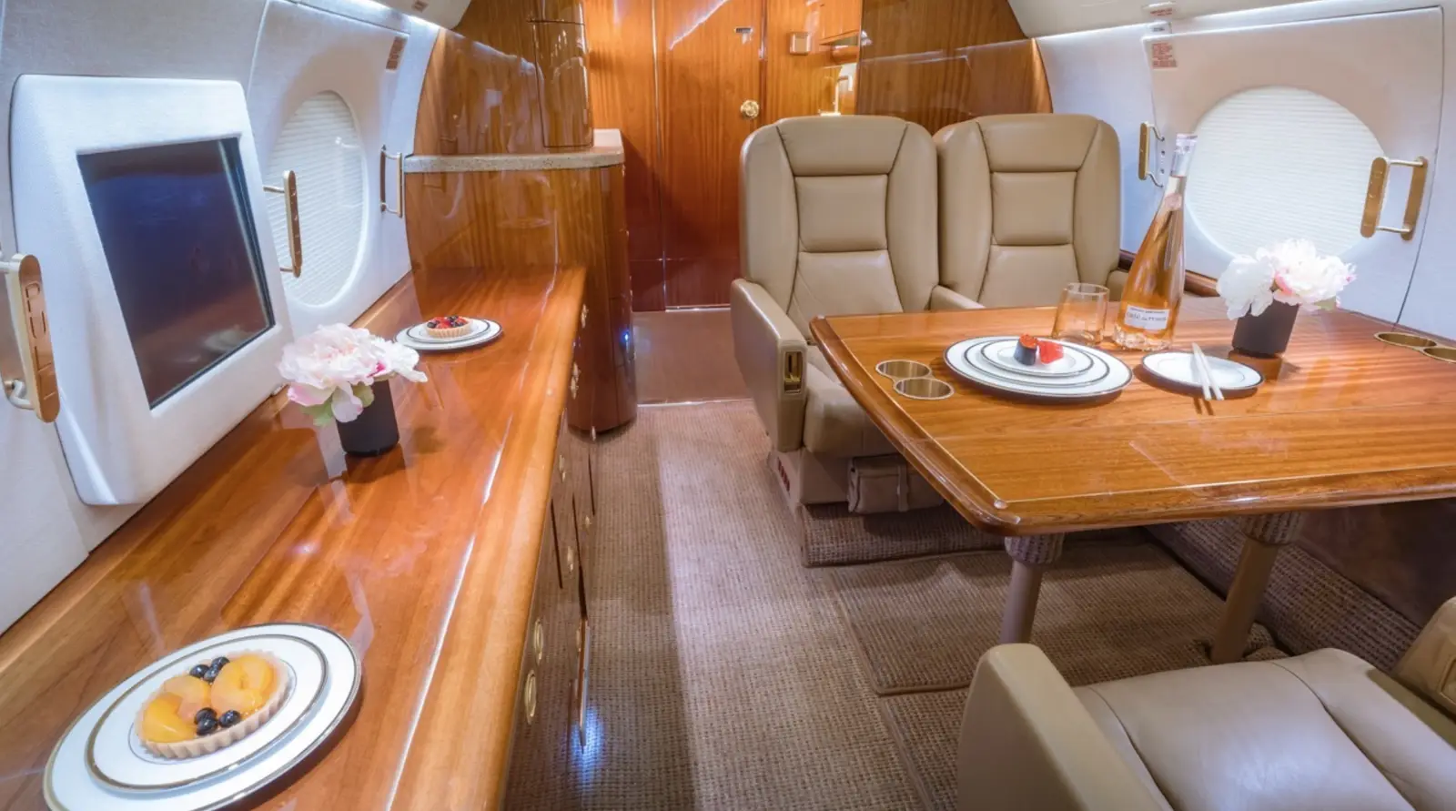 Gulfstream G550 N305AH operated by Solairus Aviation, exterior