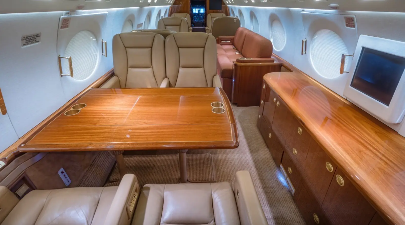 Gulfstream G550 N305AH operated by Solairus Aviation photo 2