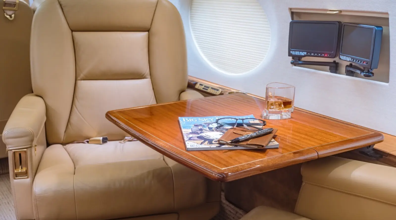 Gulfstream G550 N305AH operated by Solairus Aviation photo 3