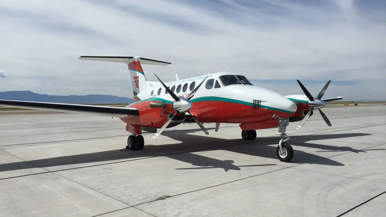 Beechcraft King Air B200 N305LG operated by Seven Bar Aviation, LLC photo 2