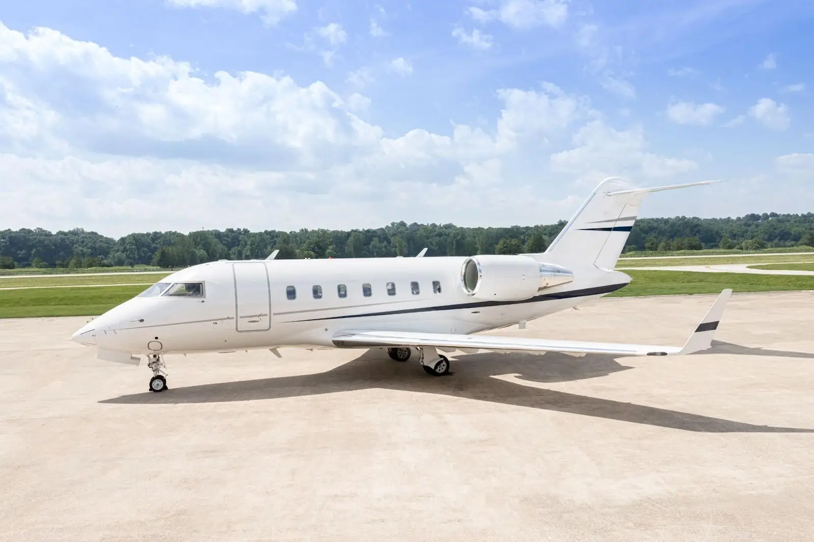 Bombardier Challenger 605 N305LX operated by SpiritJets, LLC, exterior