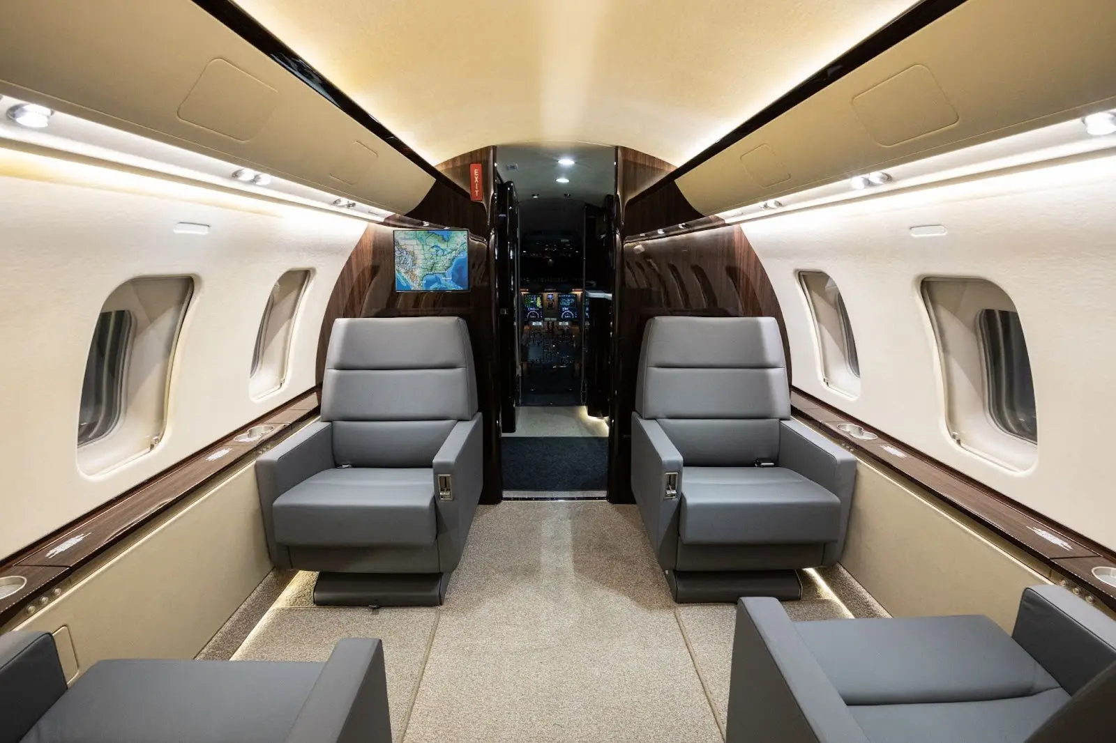 Bombardier Challenger 605 N305LX operated by SpiritJets, LLC photo 2