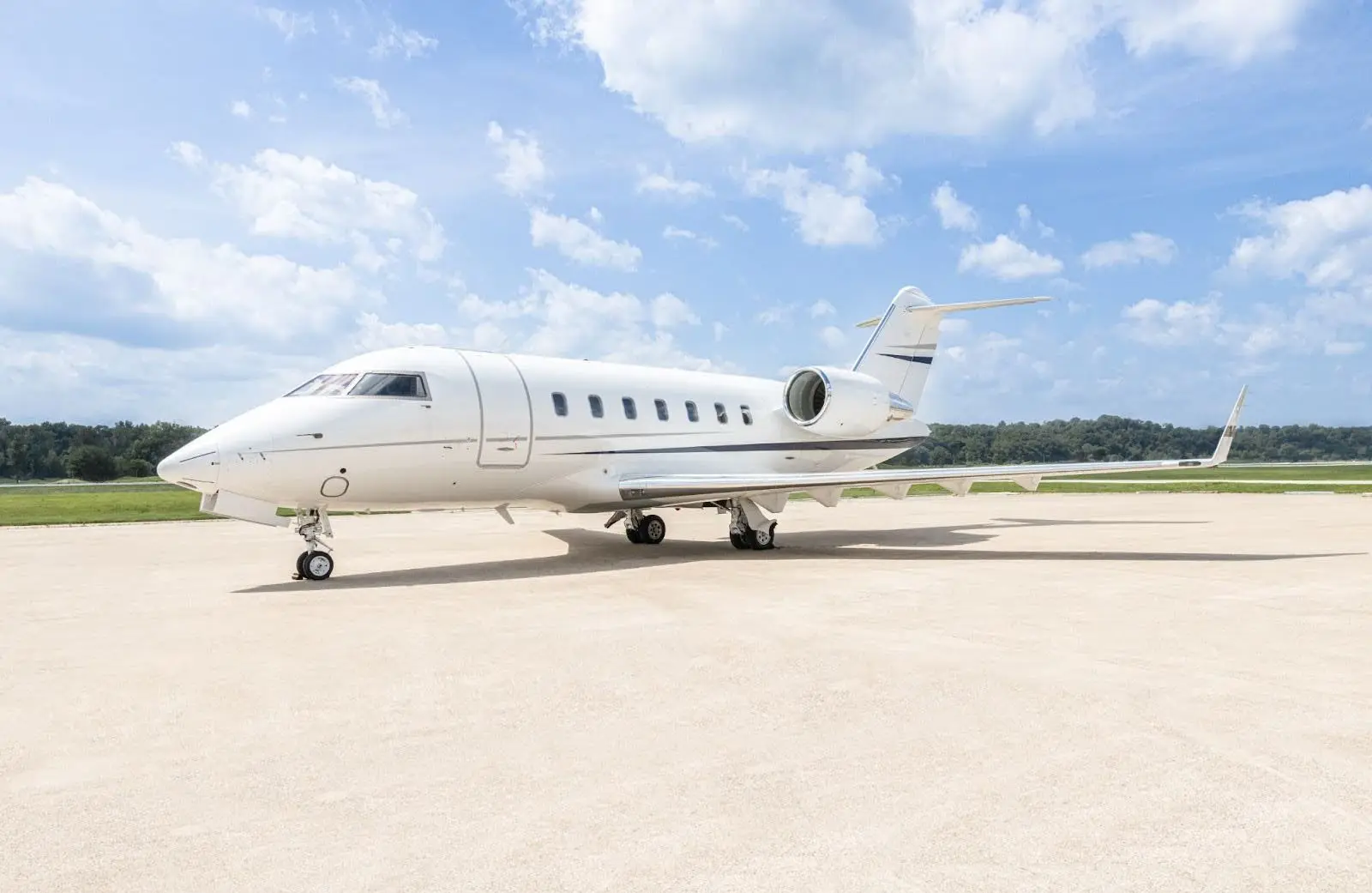 Bombardier Challenger 605 N305LX operated by SpiritJets, LLC photo 4
