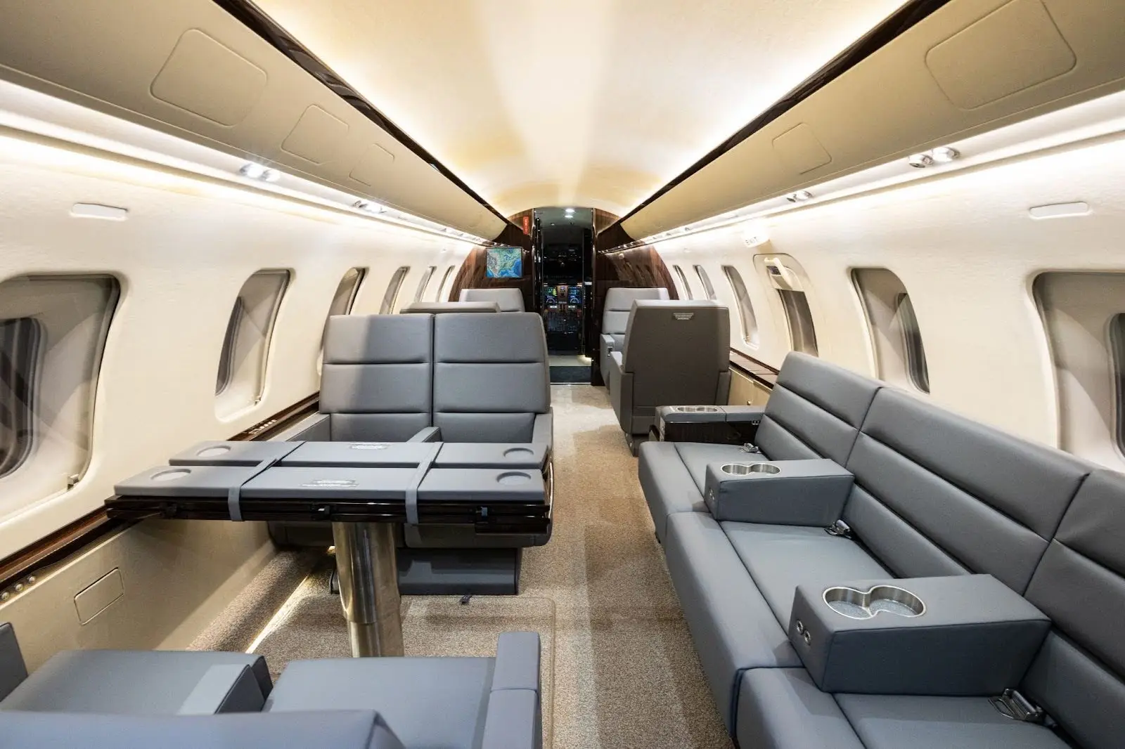 Bombardier Challenger 605 N305LX operated by SpiritJets, LLC photo 5