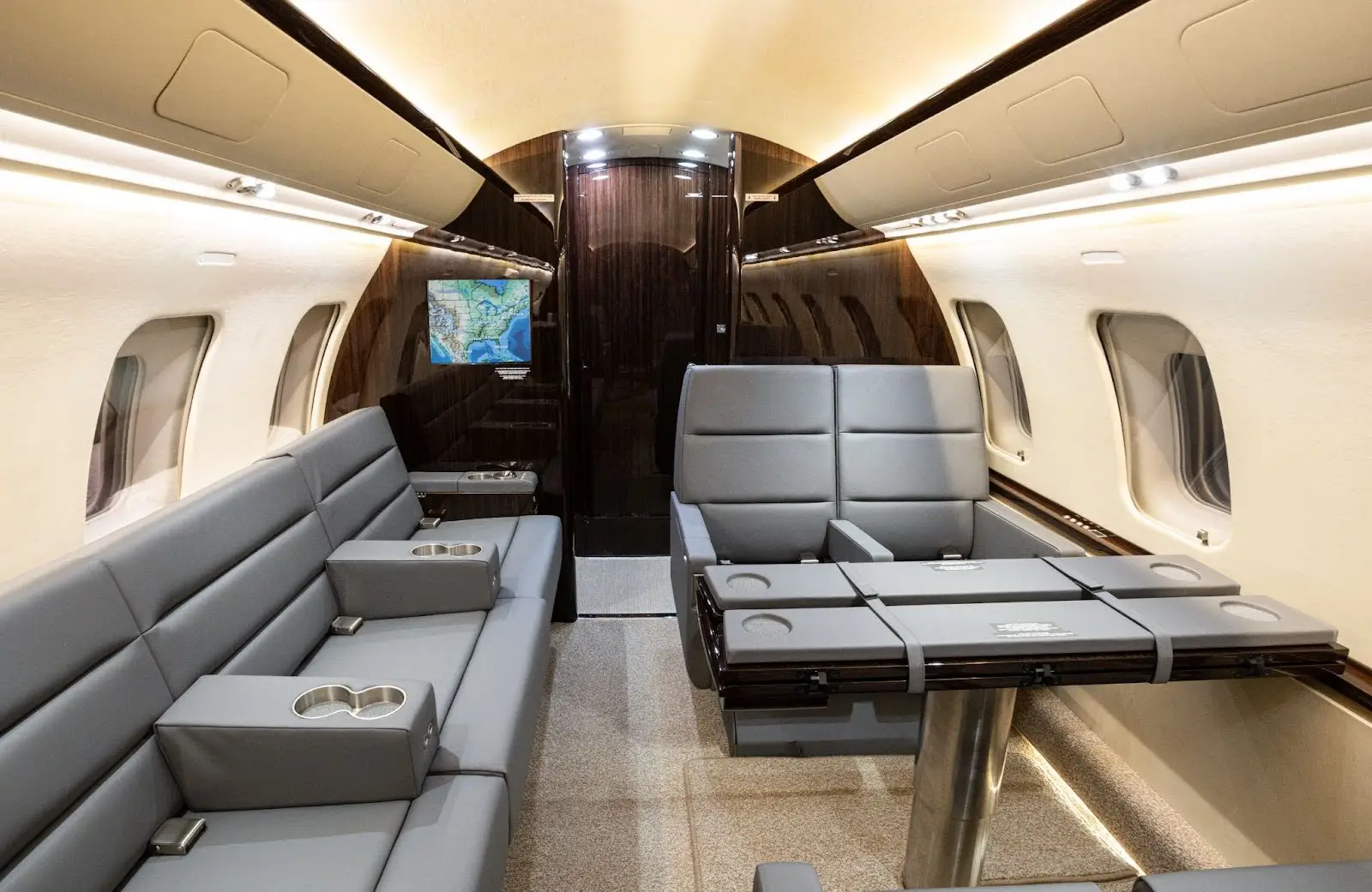 Bombardier Challenger 605 N305LX operated by SpiritJets, LLC photo 6