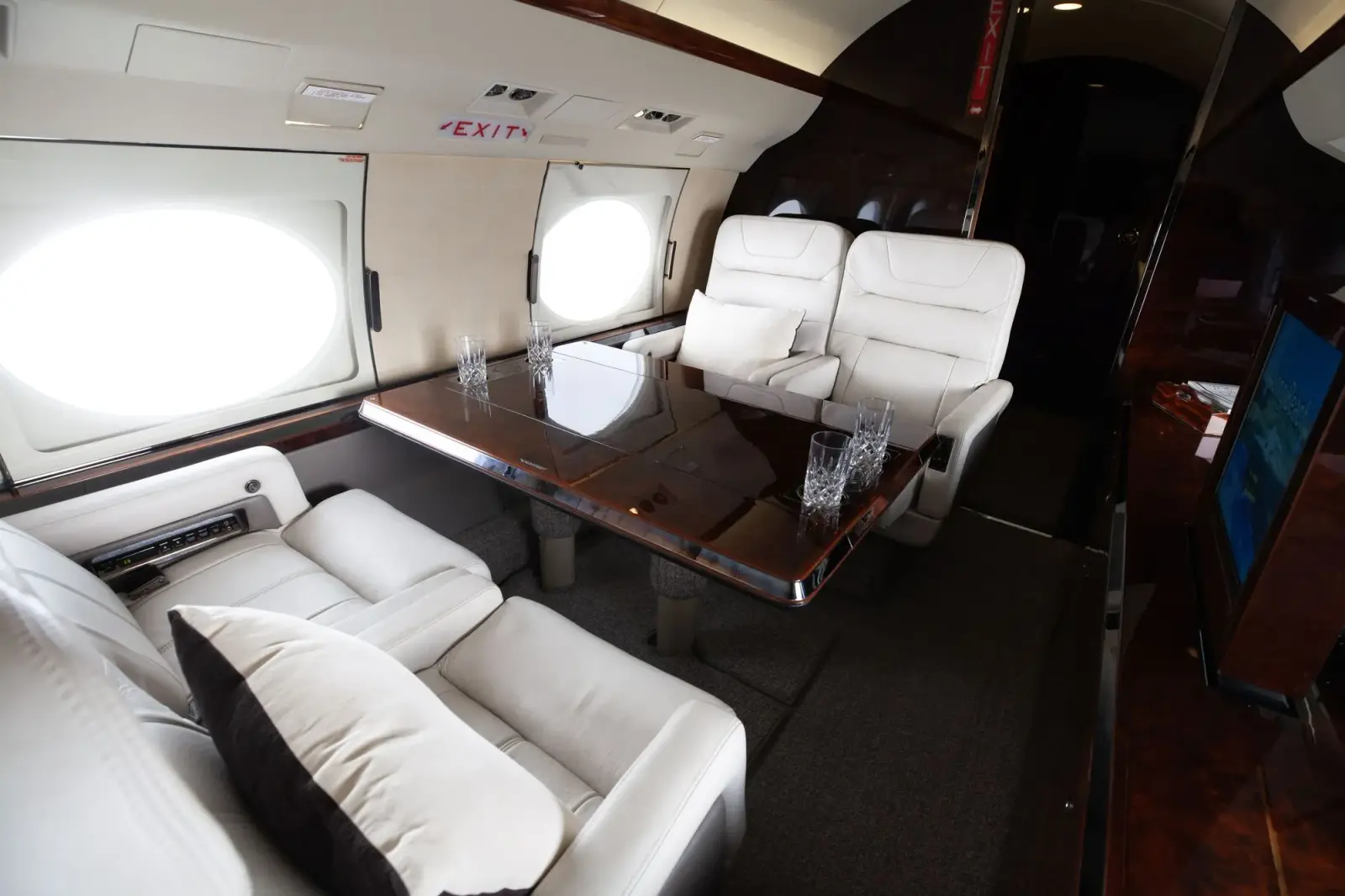 Gulfstream IV N306TT operated by FlyHouse photo 3