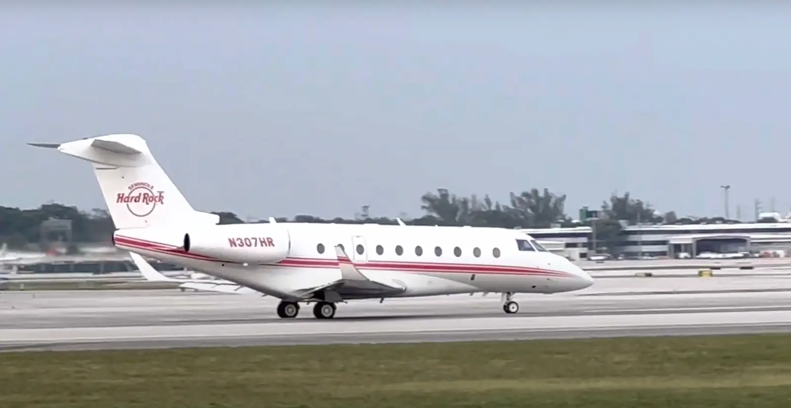 Gulfstream G280 N307HR operated by Pentastar Aviation, Inc., exterior
