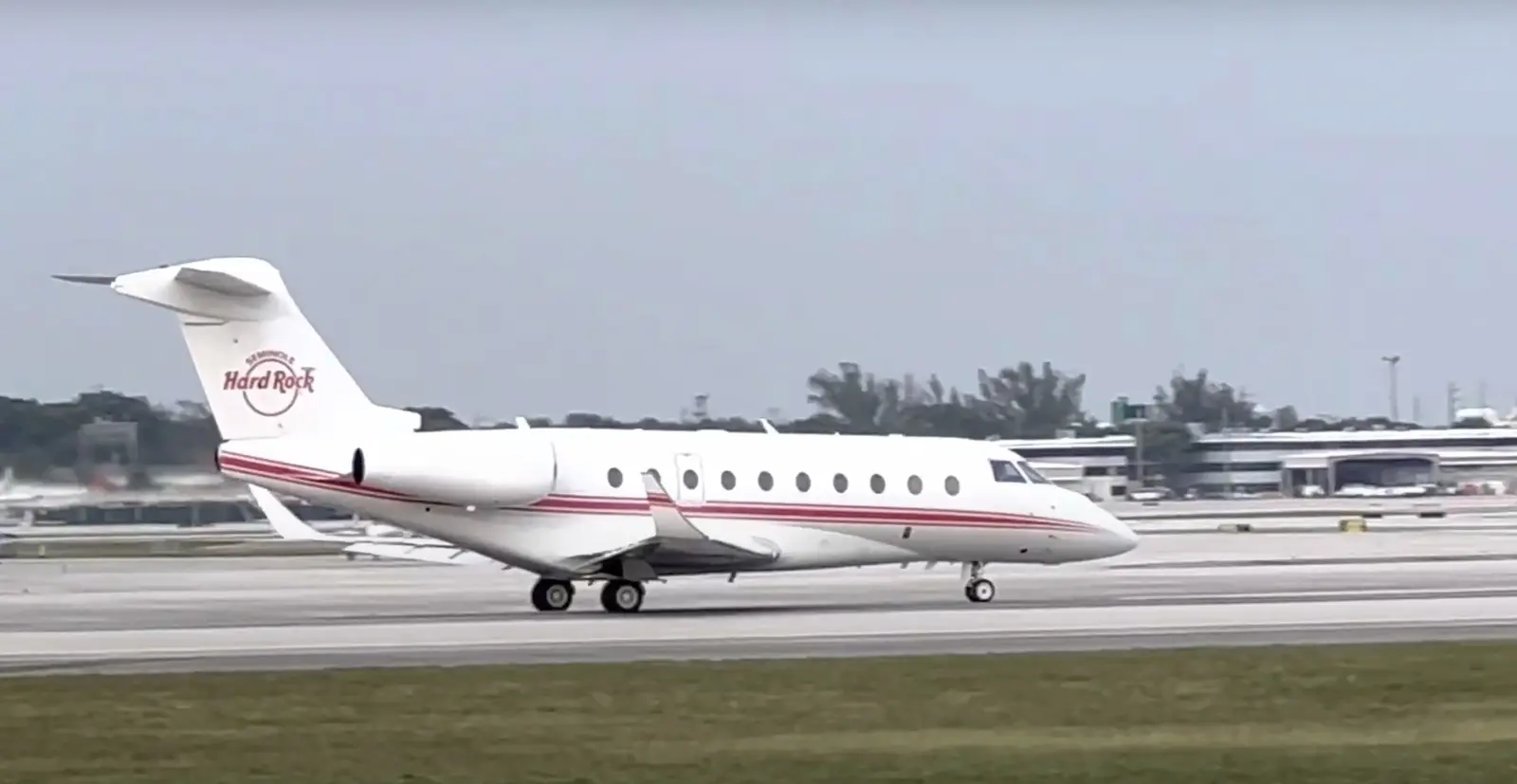 Gulfstream G280 N307HR operated by Pentastar Aviation, Inc. photo 2