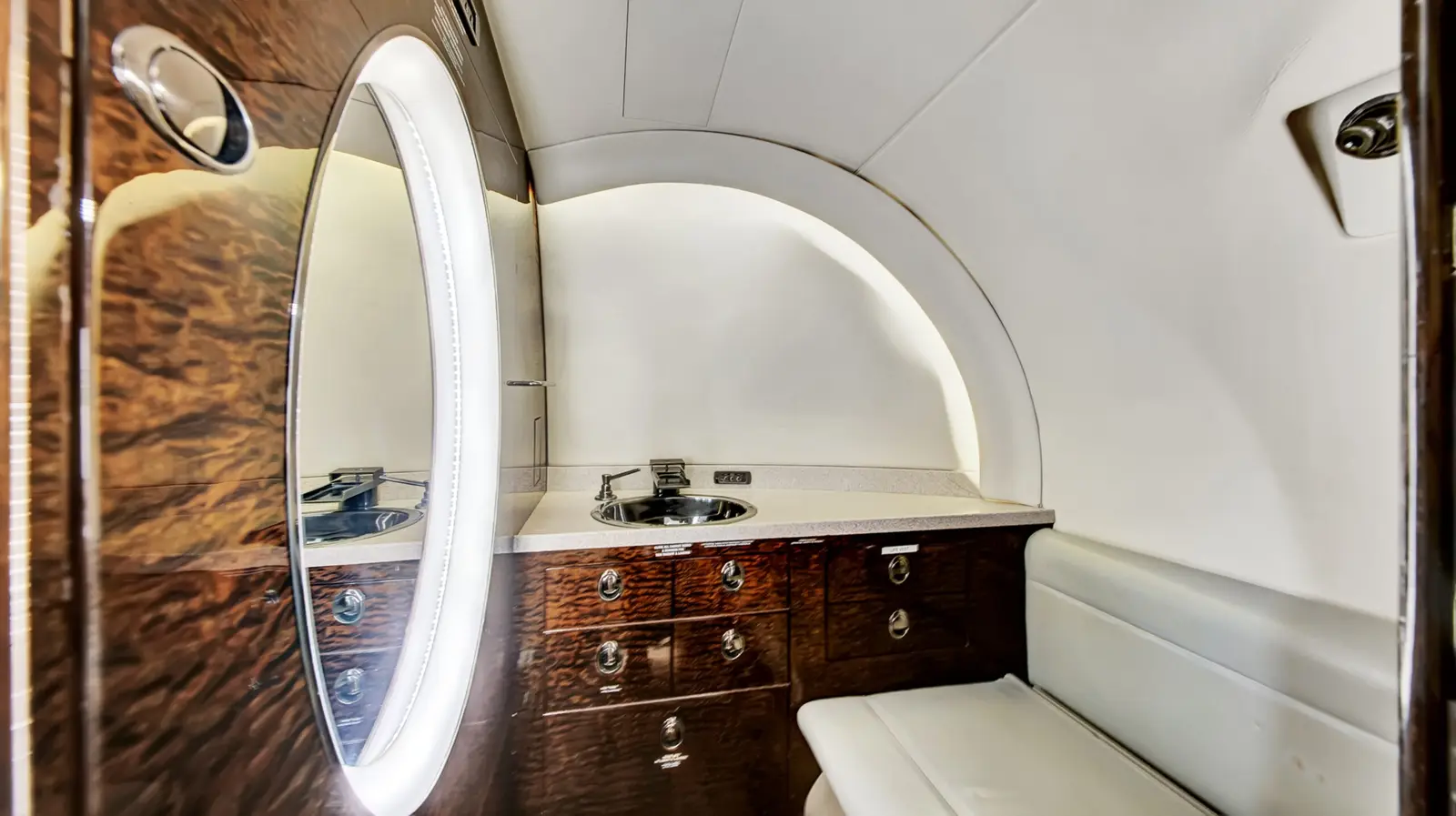 Beechcraft Hawker 800XP N310EJ operated by Fly Alliance photo 4