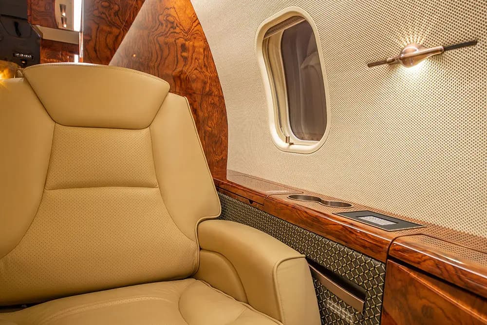Bombardier Challenger 300 N313DS operated by Solairus Aviation photo 2
