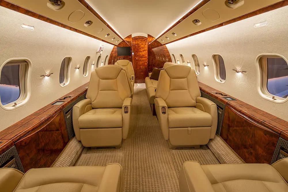Bombardier Challenger 300 N313DS operated by Solairus Aviation photo 3