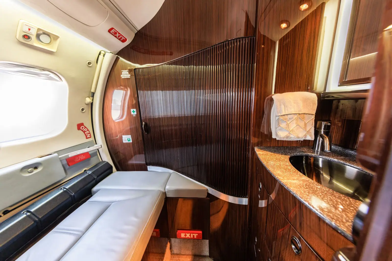 Bombardier Learjet 60 N314CM operated by Pegasus Elite Aviation, Inc. photo 6