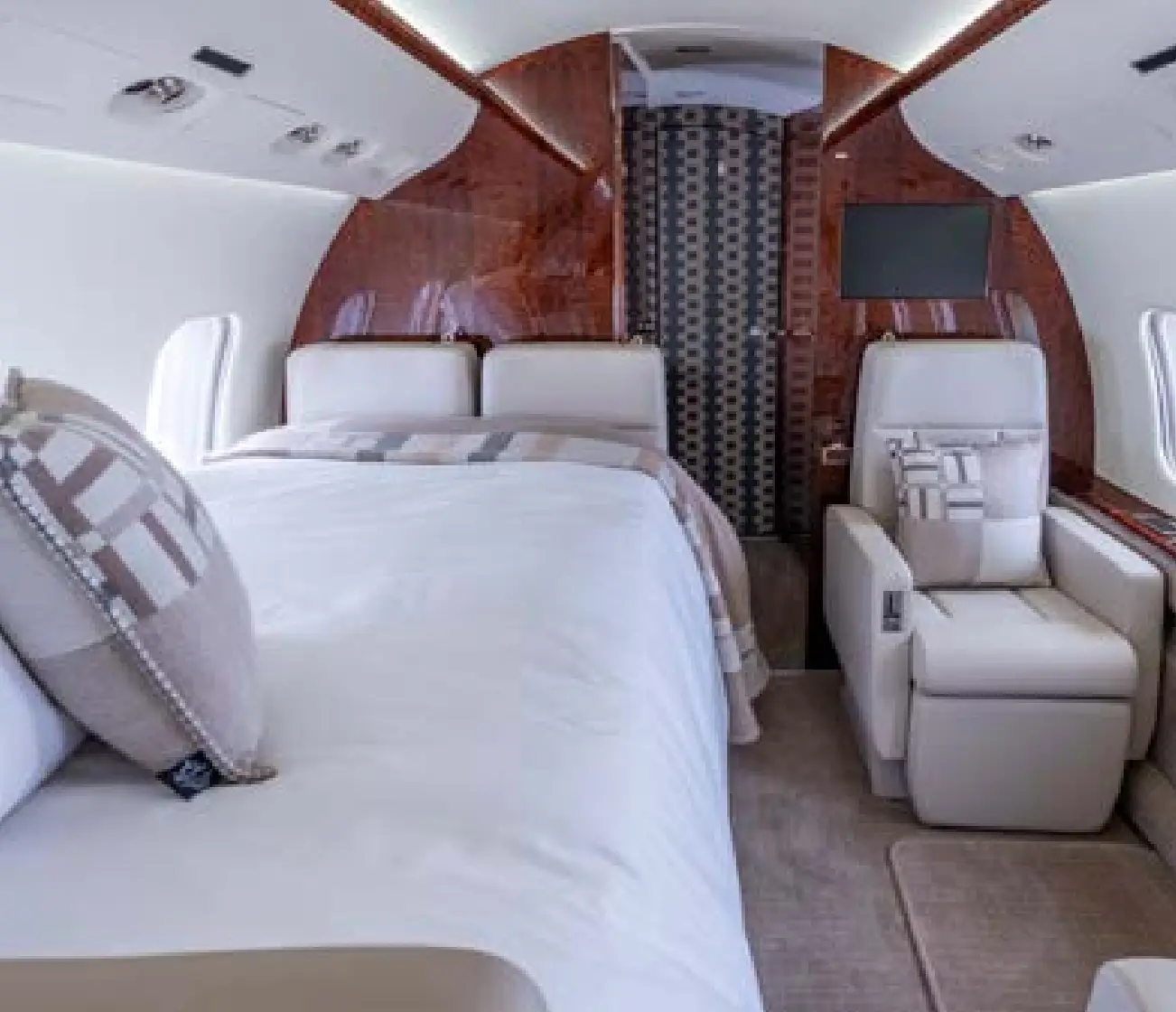Bombardier Global Express XRS N319GG operated by ACI Jet photo 2