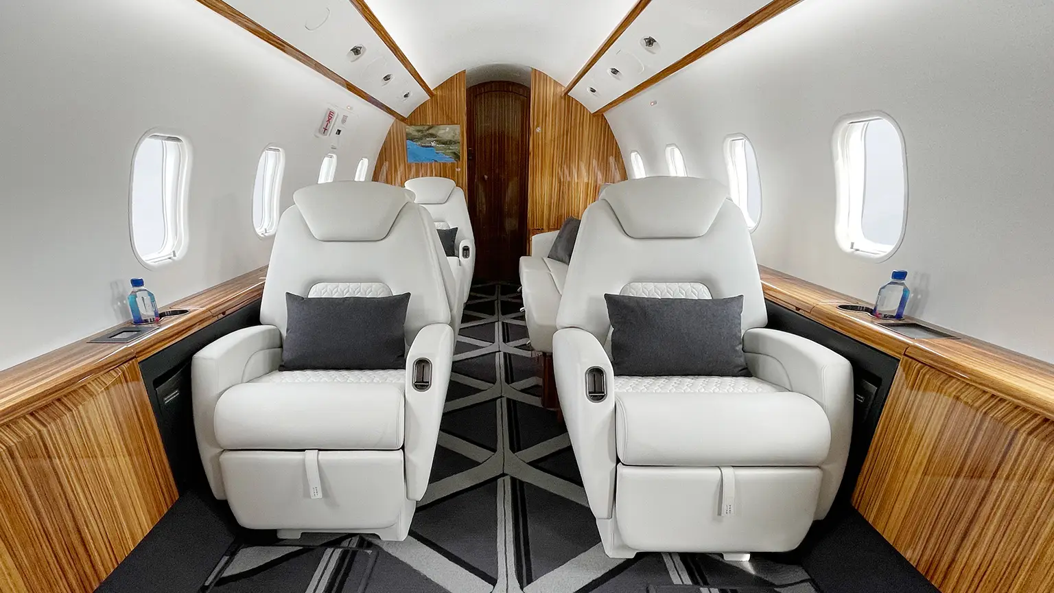 Bombardier Challenger 300 N320JE operated by Jet Edge International, KCBM photo 2