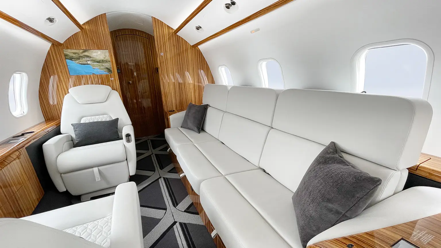 Bombardier Challenger 300 N320JE operated by Jet Edge International, KCBM photo 4