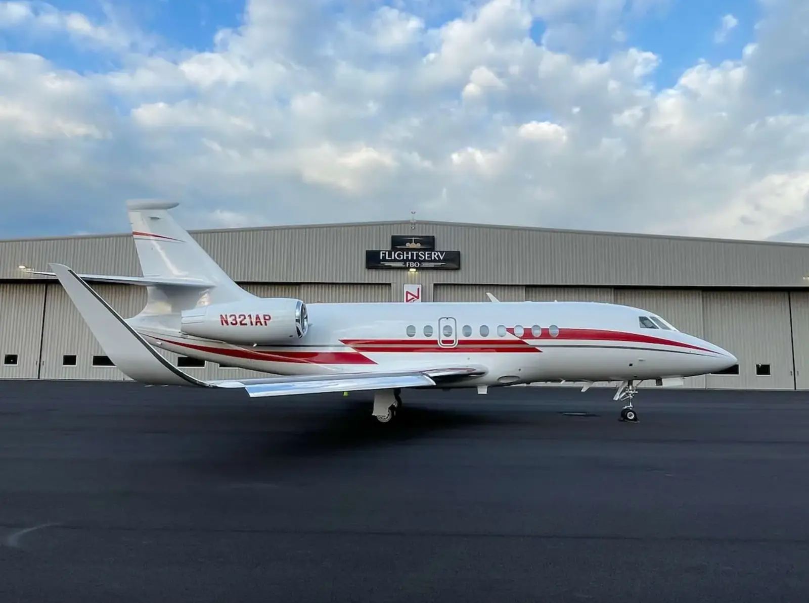 Dassault Falcon 2000EX N321AP operated by Aviation Charters, exterior