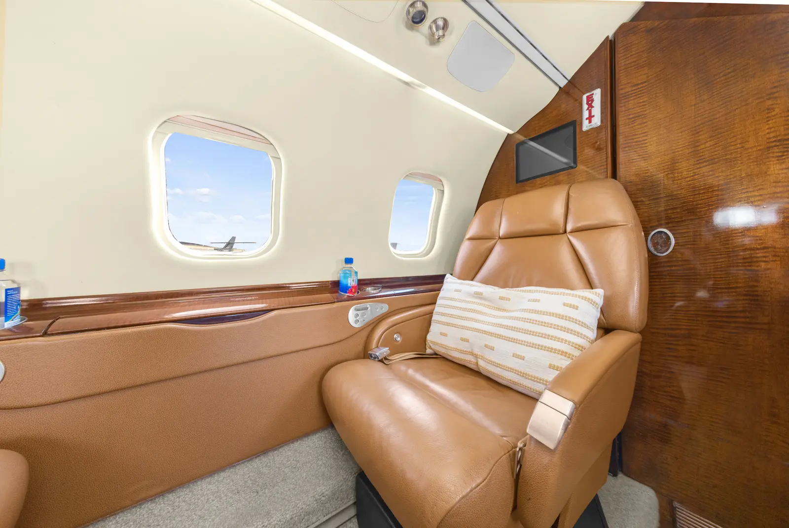 Bombardier Learjet 60 N323RR operated by SAI Flight Service, Inc., KGSP photo 3