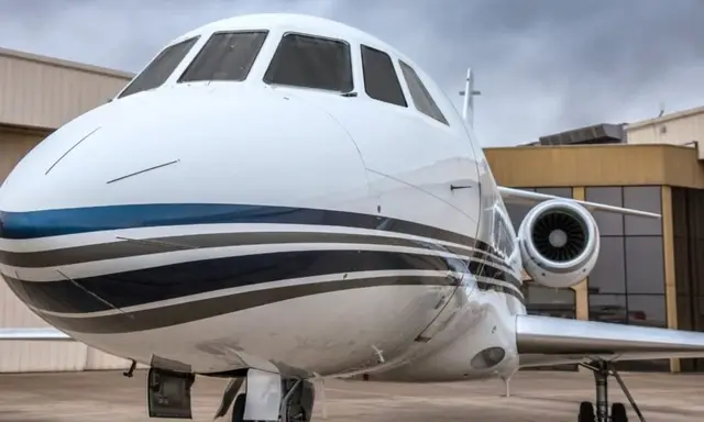 Dassault Falcon 2000EX N323SE operated by Business Jet Services photo 4
