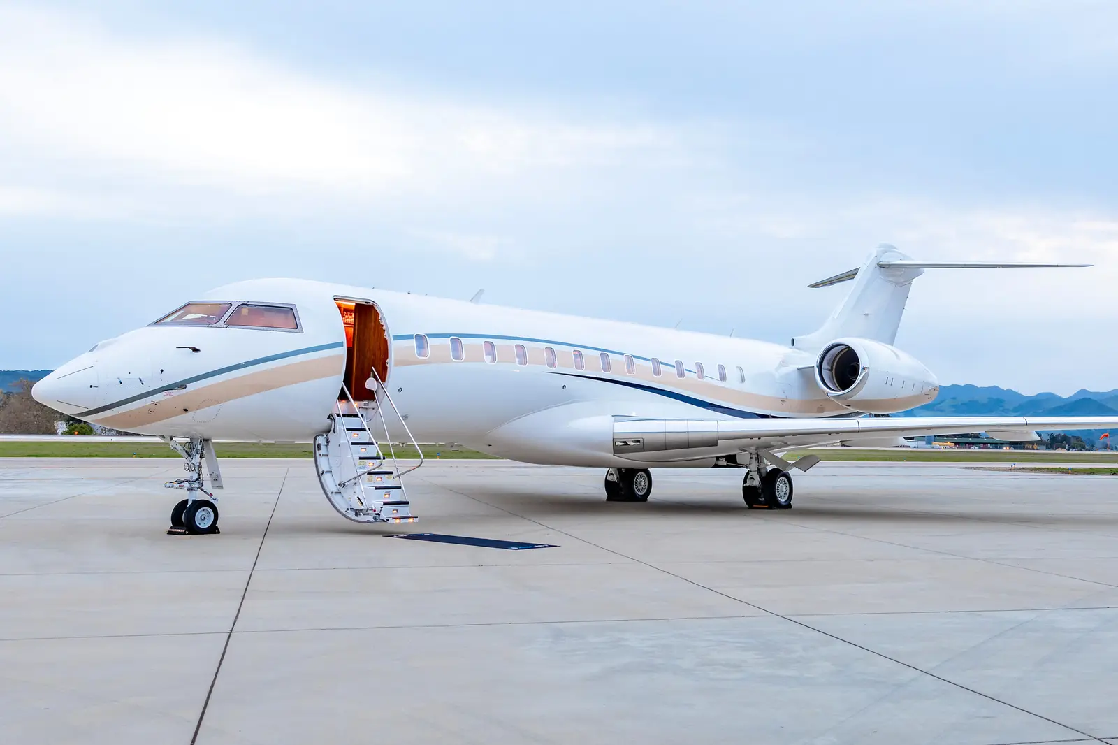 Bombardier Global Express XRS N3262T operated by Worldwide Jet Charter, Inc. photo 6