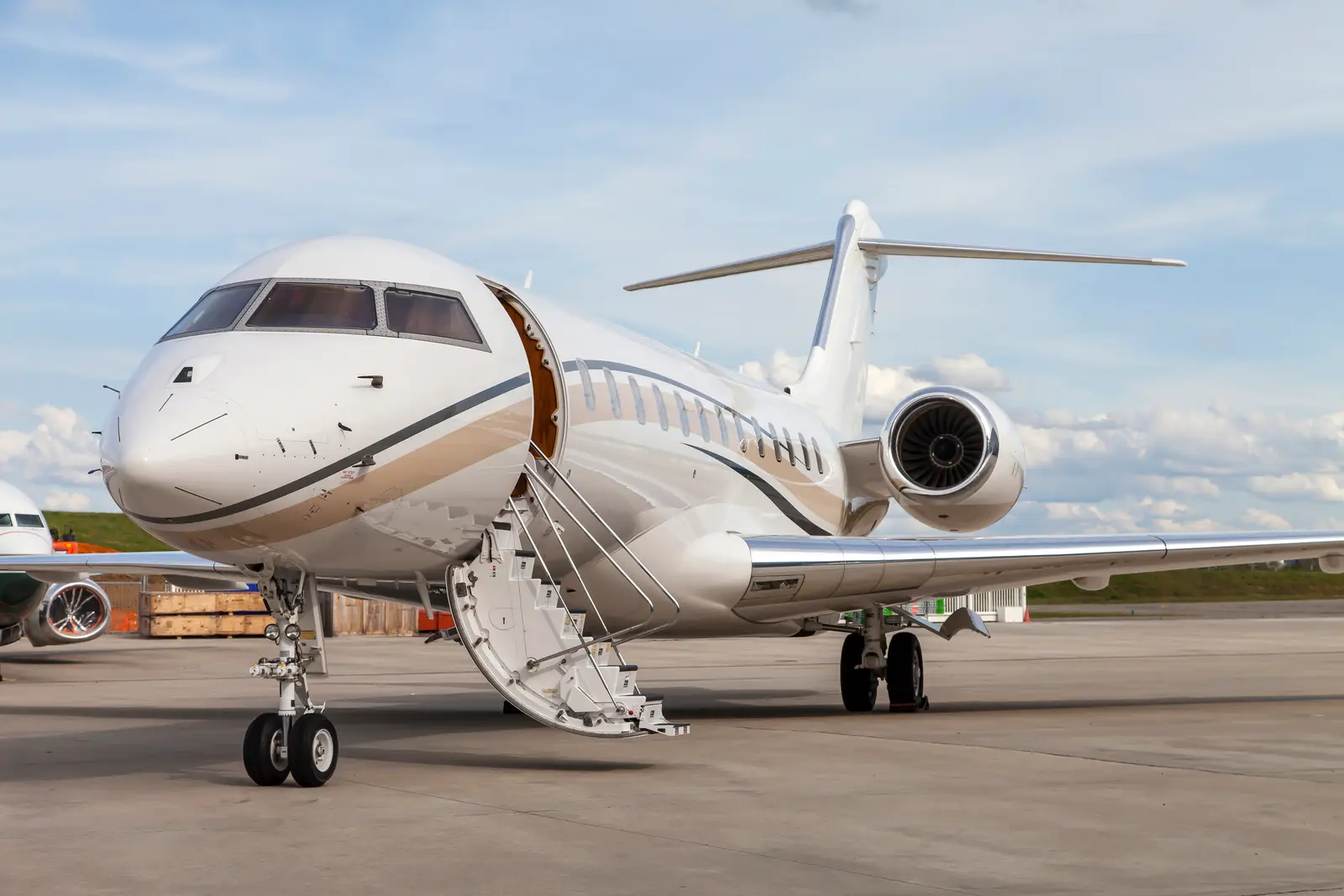 Bombardier Global Express XRS N3262T operated by Worldwide Jet Charter, Inc. photo 3