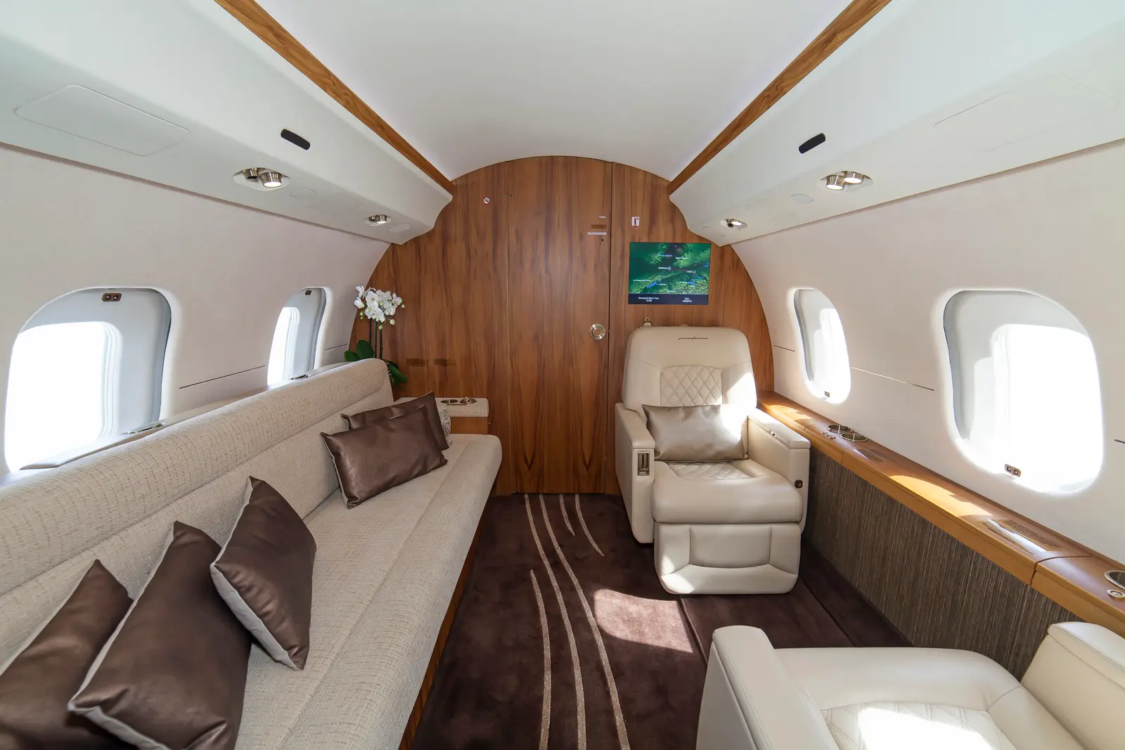 Bombardier Global Express XRS N3262T operated by Worldwide Jet Charter, Inc. photo 5
