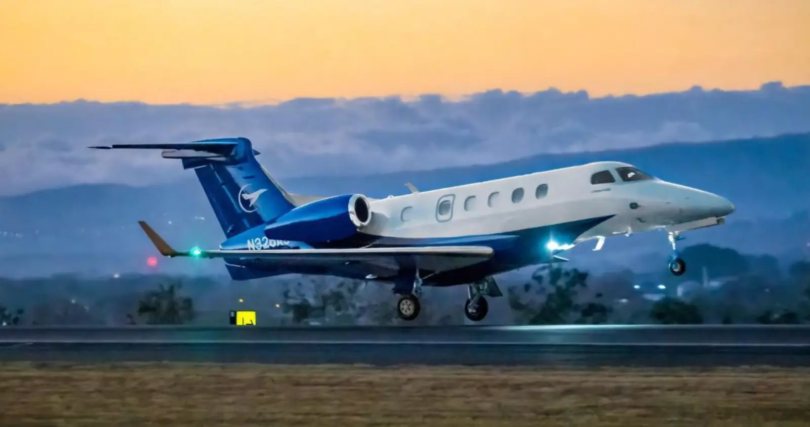 Embraer Phenom 300 N326AS operated by Airshare photo 2
