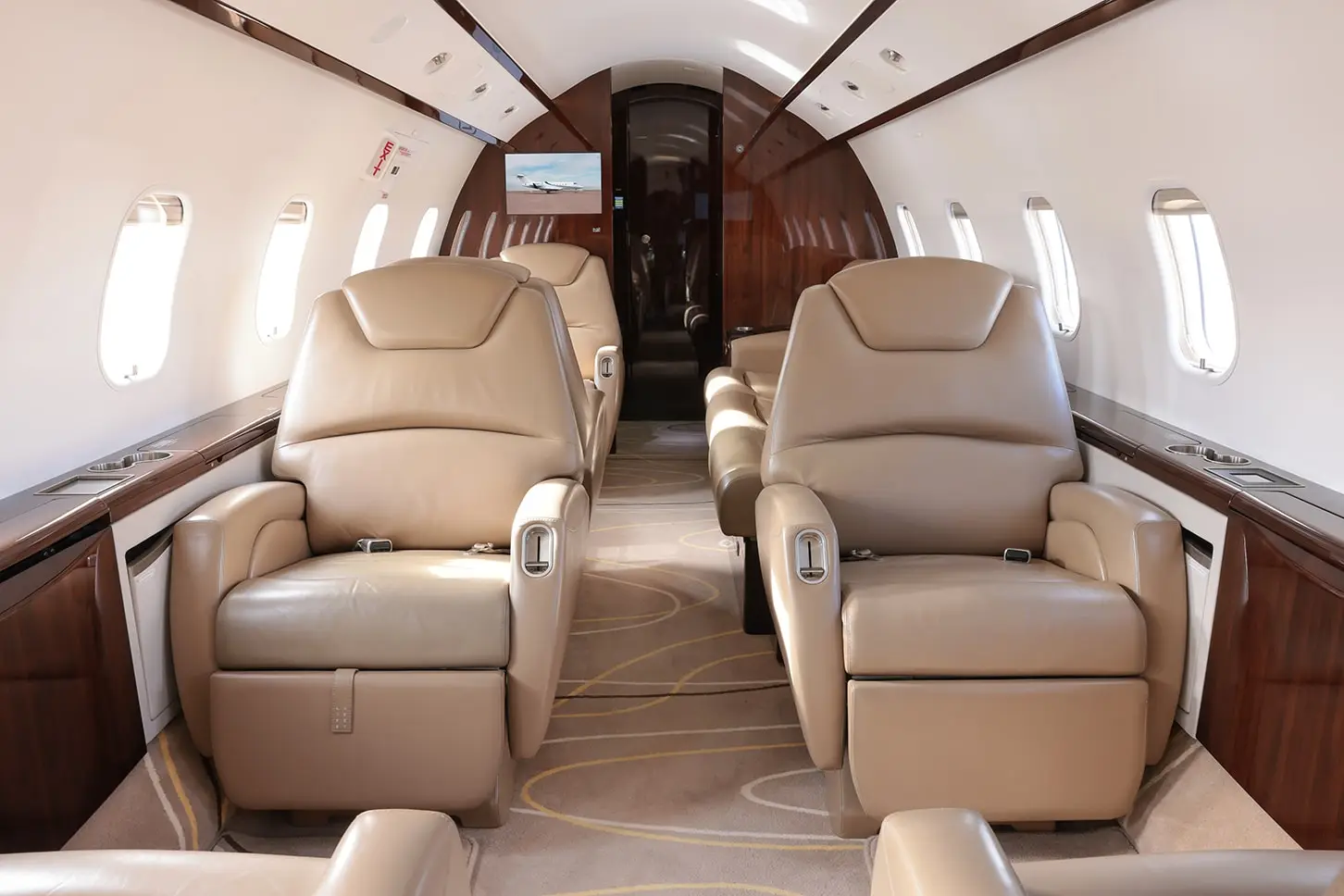 Bombardier Challenger 300 N328RS operated by Leviate Jet Management photo 3
