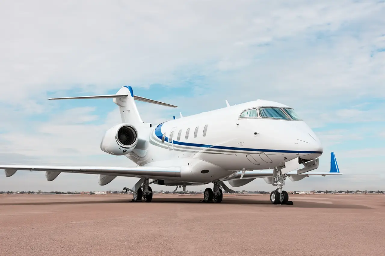 Bombardier Challenger 300 N328RS operated by Leviate Jet Management photo 5