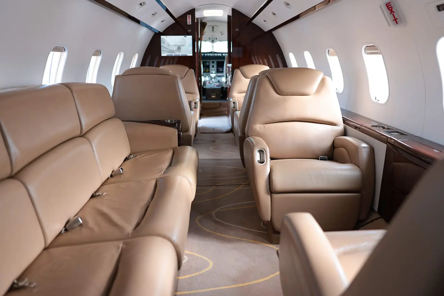Bombardier Challenger 300 N328RS operated by Leviate Jet Management photo 6