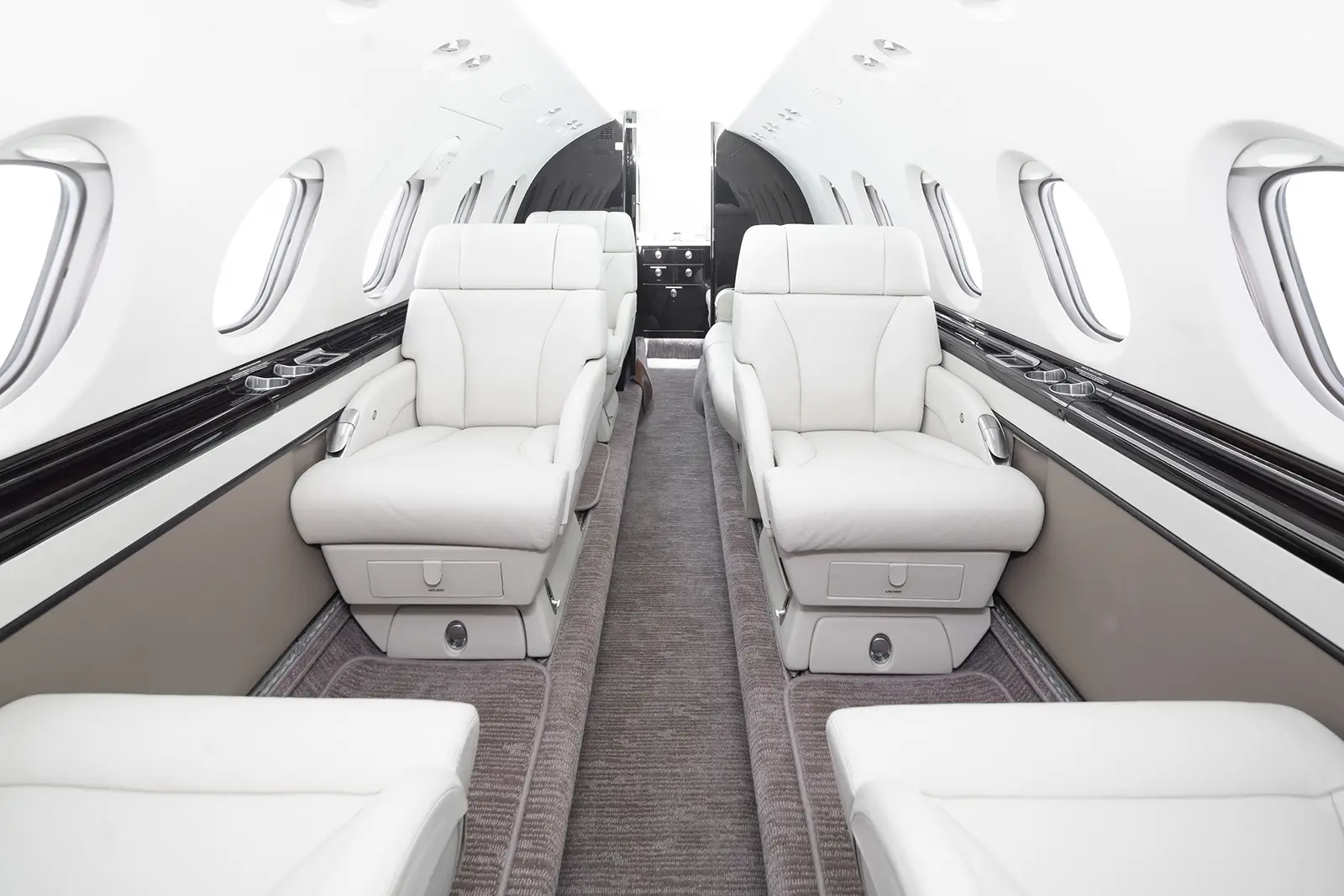 Beechcraft Hawker 850XP N333MV operated by Clay Lacy Aviation, Inc. photo 2