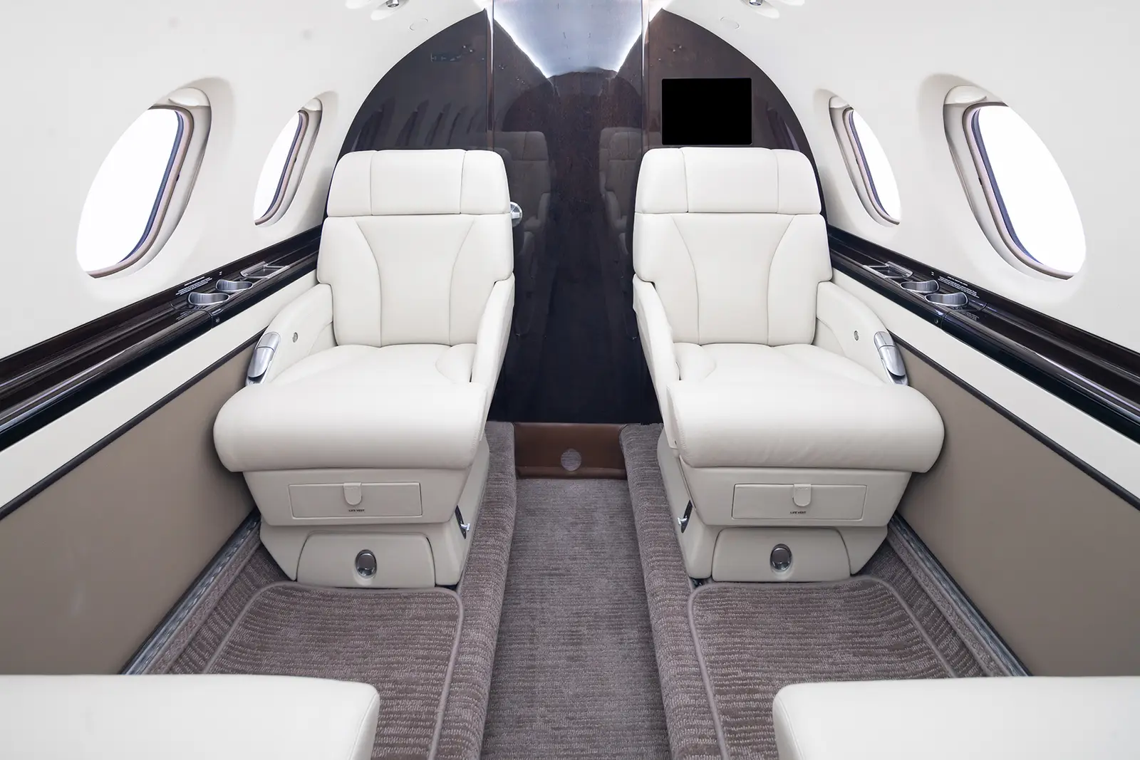 Beechcraft Hawker 850XP N333MV operated by Clay Lacy Aviation, Inc. photo 5