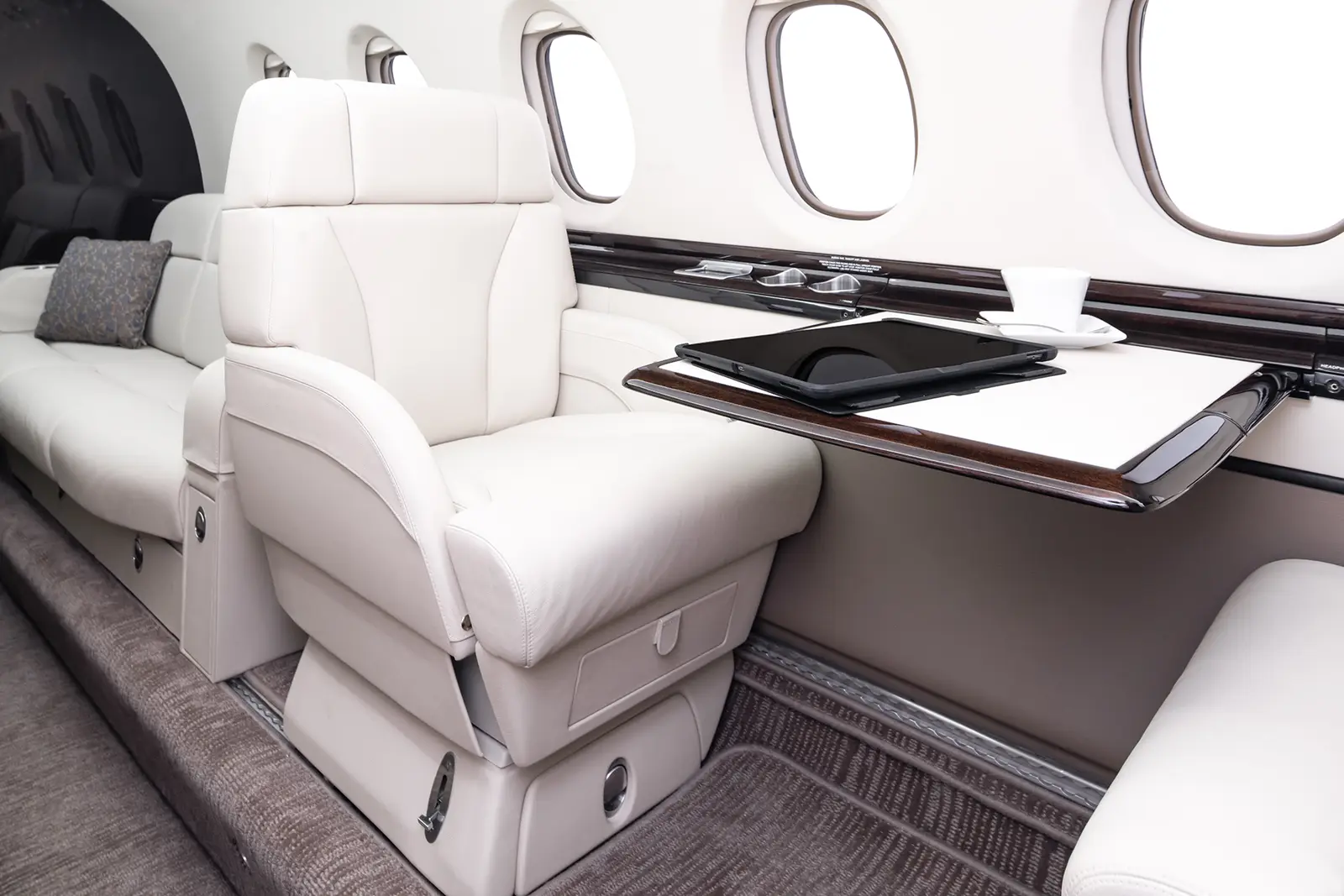 Beechcraft Hawker 850XP N333MV operated by Clay Lacy Aviation, Inc. photo 6