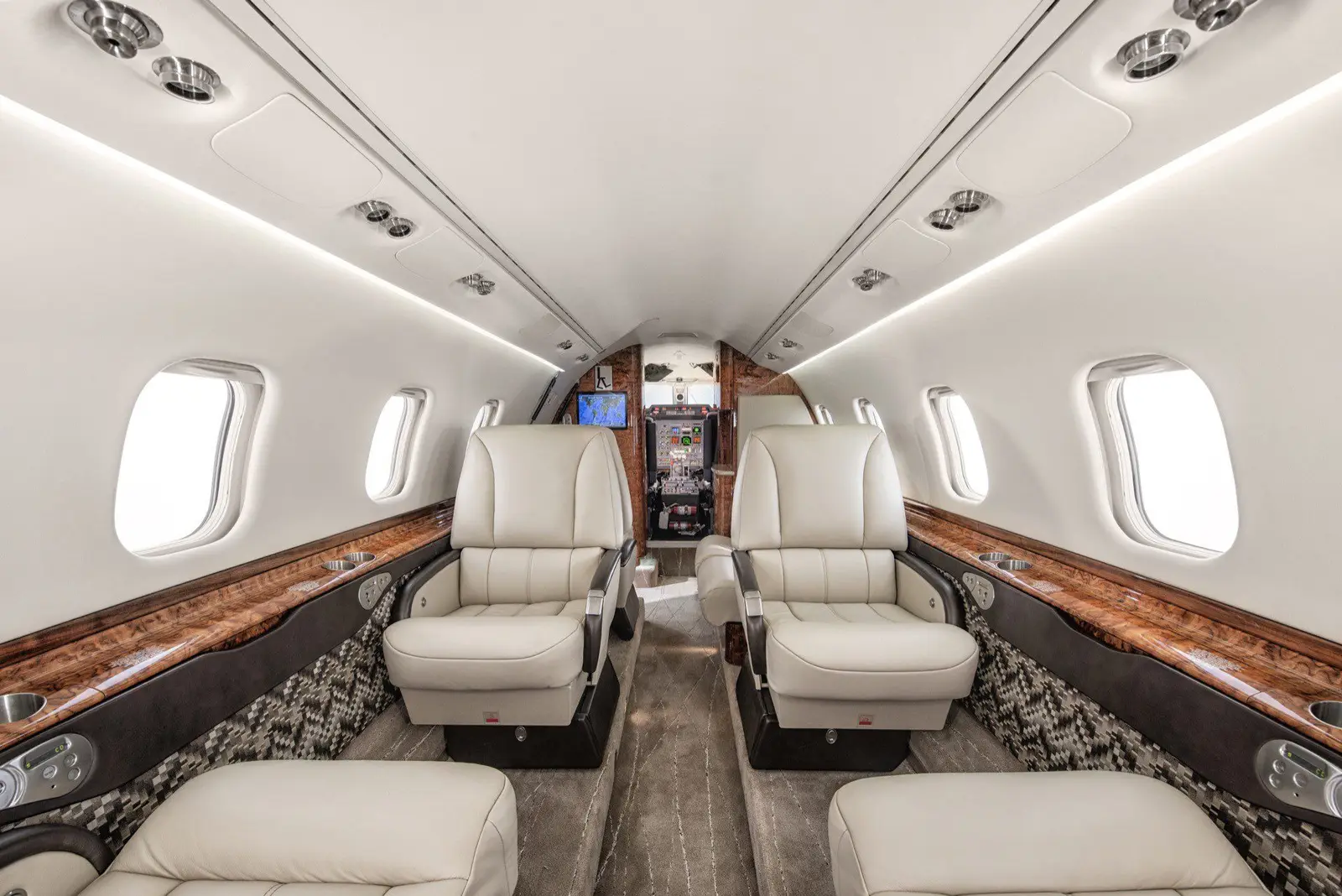 Bombardier Learjet 60 N33WL operated by Omni Air Transport photo 3