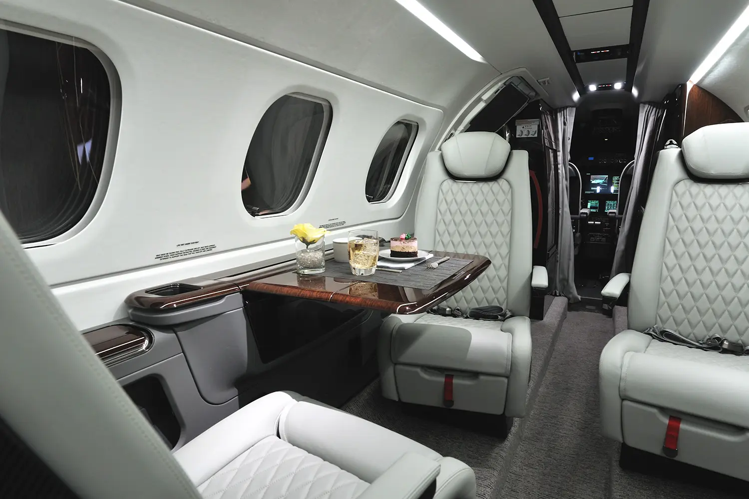 Embraer Phenom 300E N342GV operated by Executive Fliteways, Inc. photo 3