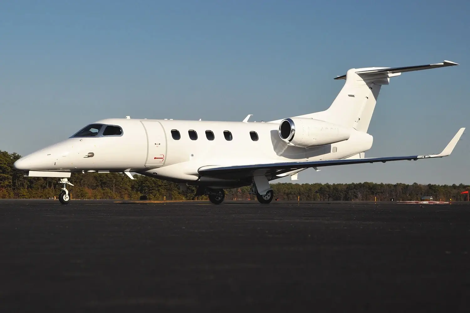 Embraer Phenom 300E N342GV operated by Executive Fliteways, Inc. photo 4