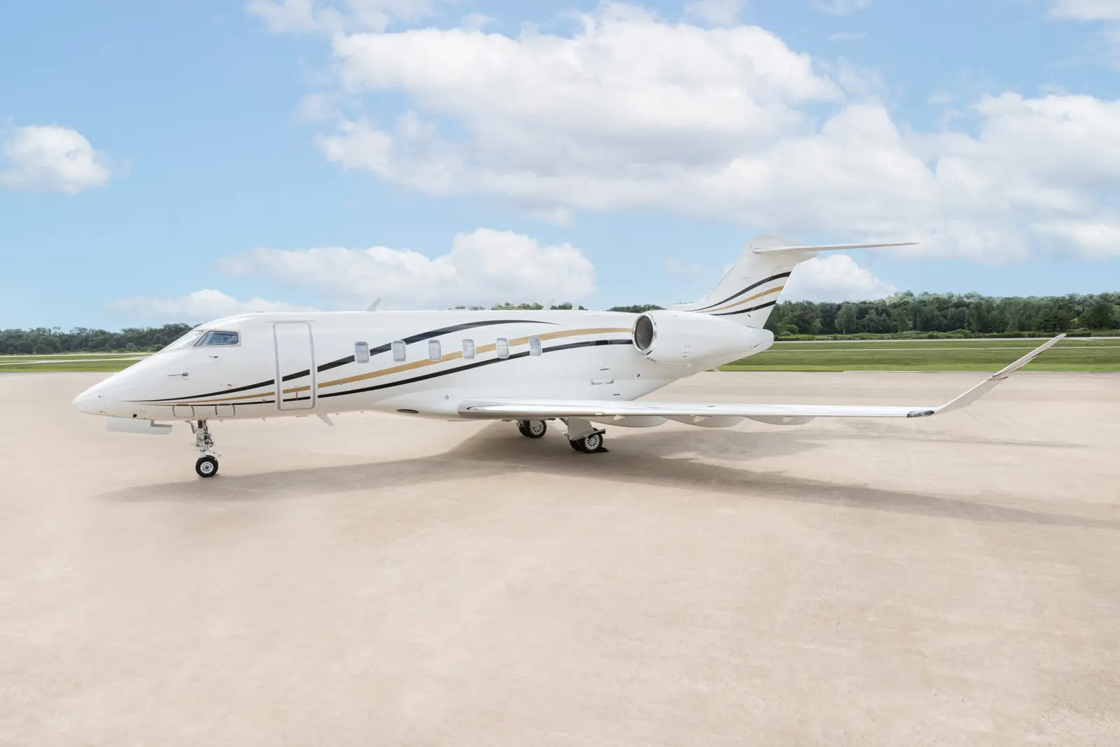 Bombardier Challenger 350 N350LY operated by SpiritJets, LLC, exterior