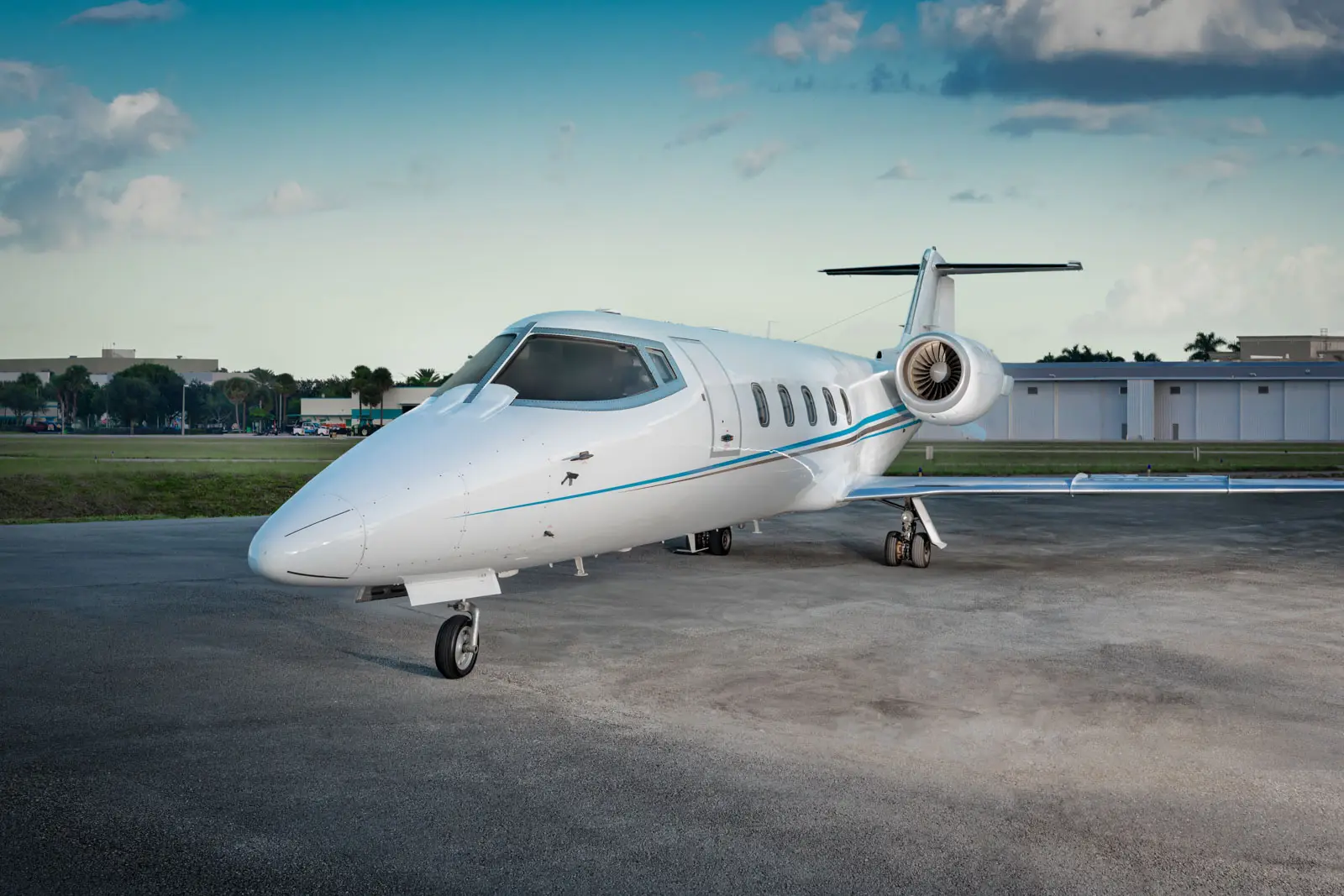Bombardier Learjet 60XR N352XR operated by Hop-A-Jet WorldWide Jet Charter photo 4