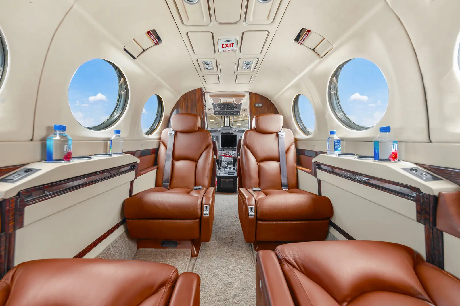 Beechcraft King Air 350 N357LP operated by SAI Flight Service, Inc. photo 3