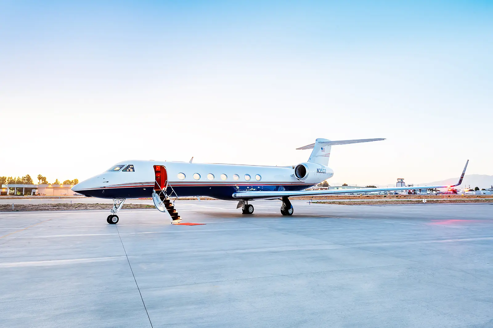 Gulfstream G550 N35GR operated by Clay Lacy Aviation, Inc., exterior