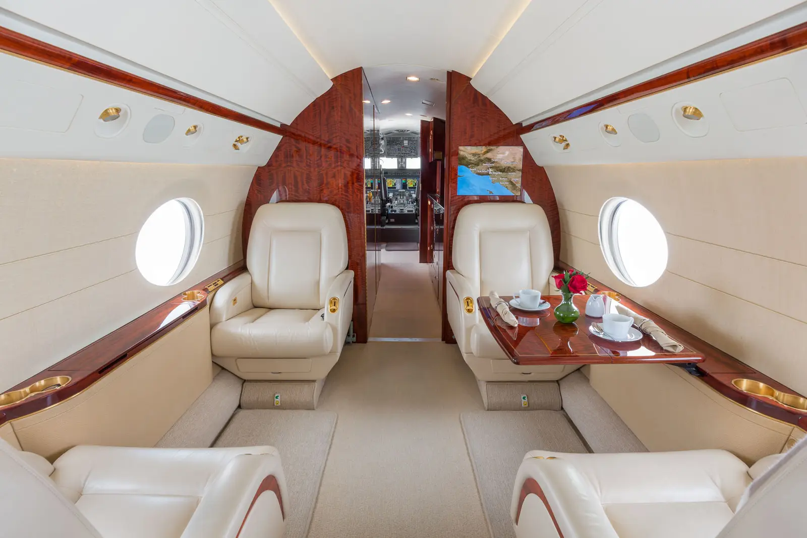 Gulfstream G550 N35GR operated by Clay Lacy Aviation, Inc. photo 3
