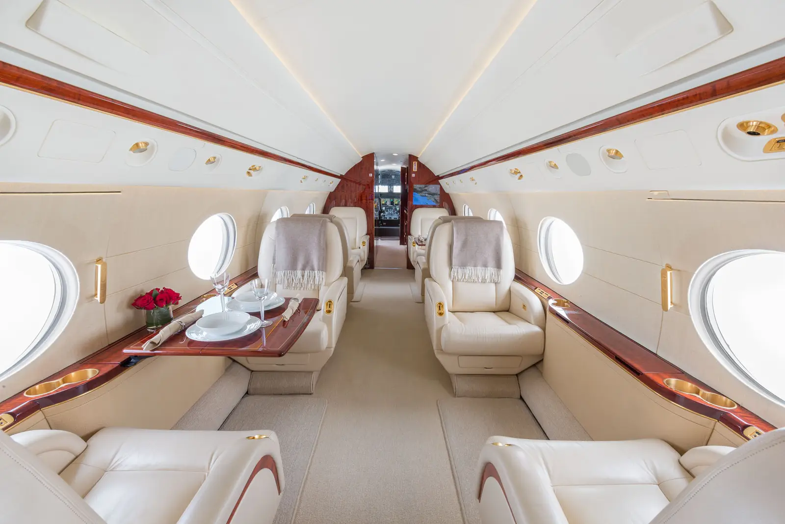 Gulfstream G550 N35GR operated by Clay Lacy Aviation, Inc. photo 4